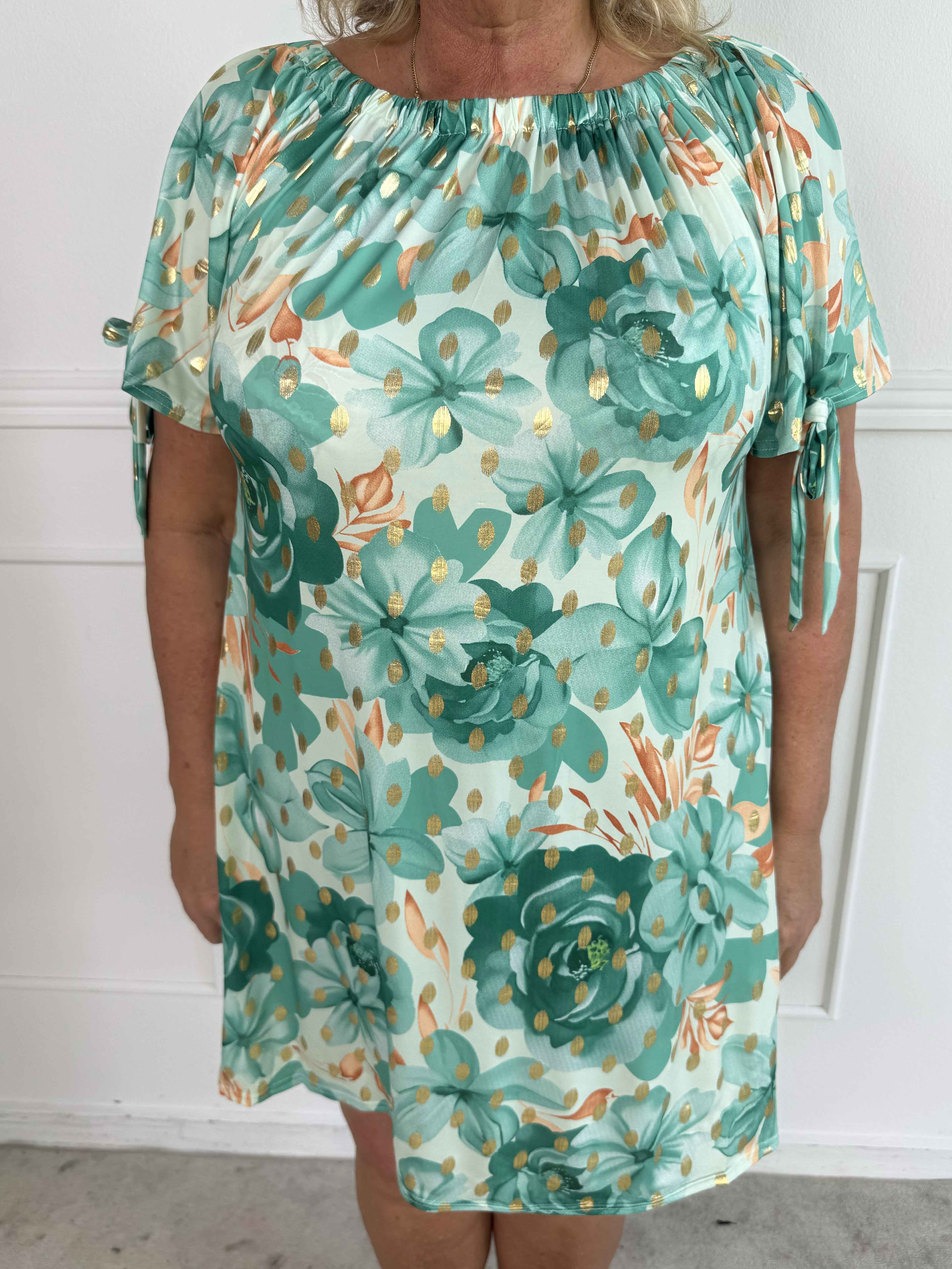 Sofia - Sød blomstret plus size kjole med elastikkant i udskæringen